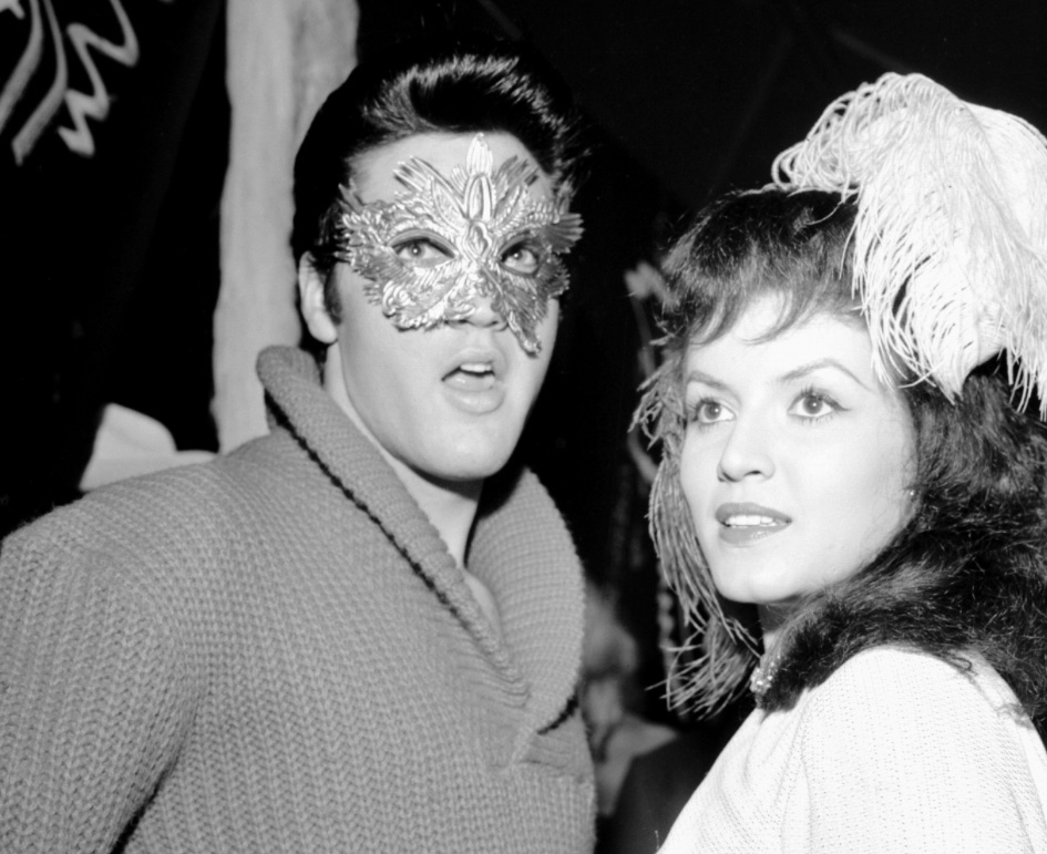 SmallTownElvis tweet media