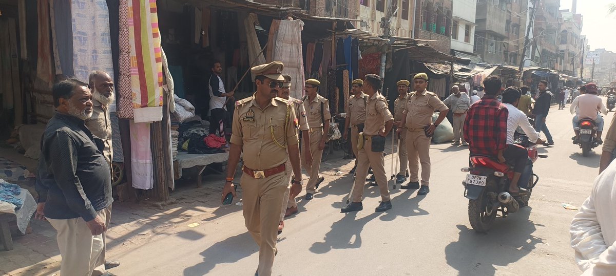 mailmefaiz's tweet image. बेकनगंज मे चला अवैध अतिक्रमण अभियान सब इंस्पेक्टर आरिफ रज़ा वा सचिन भाटी ने चलाया अभियान मैं पुलिस बल के साथ दुकानदारों को दी चेतवानी नहीं हटा अवैध अतिक्रमण होगी कार्रवाई @kanpurnagarpol @CommissionerKnp