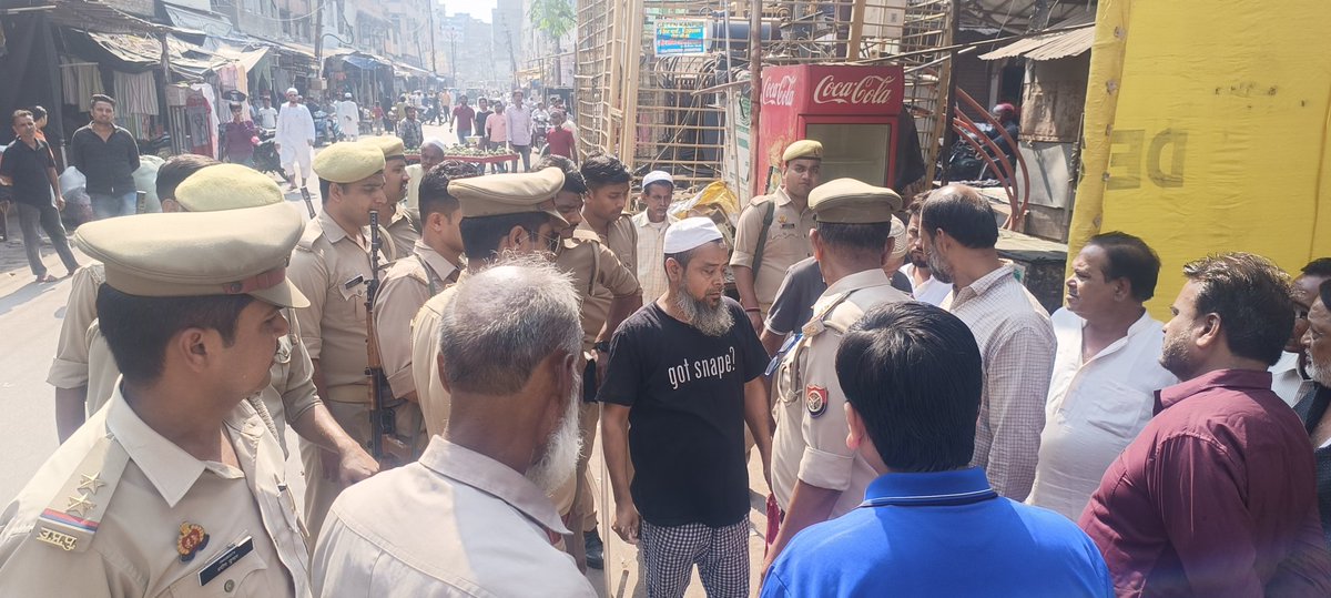 mailmefaiz's tweet image. बेकनगंज मे चला अवैध अतिक्रमण अभियान सब इंस्पेक्टर आरिफ रज़ा वा सचिन भाटी ने चलाया अभियान मैं पुलिस बल के साथ दुकानदारों को दी चेतवानी नहीं हटा अवैध अतिक्रमण होगी कार्रवाई @kanpurnagarpol @CommissionerKnp