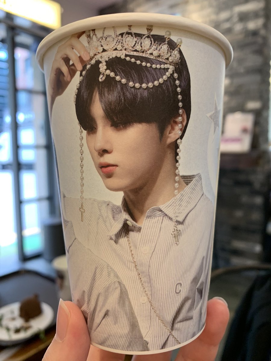 kimzzalrang1027's tweet photo. 우리 석이는 아름답다..🤍
즐거운 우석데이🤍🤍🤍

#우석이가_조금더_행복했으면_좋겠어 #우석생카 #김우석 #생일축하해 #컵홀더넘예 https://t.co/09jYBrwBCu