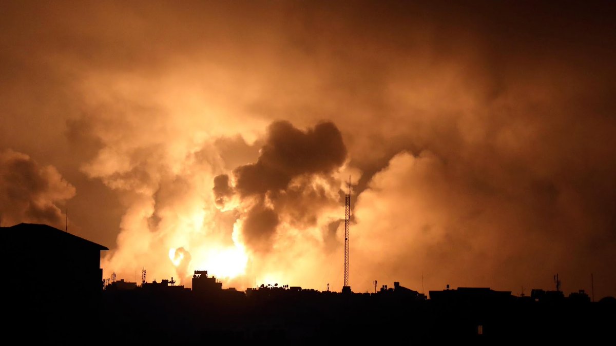 g_falcomata's tweet photo. Notte di inferno a #Gaza. Bisogna fermare questo assurdo massacro. L'Italia si schieri convintamente per immediato cessate il fuoco. "L'Italia ripudia la guerra come strumento di offesa alla libertà degli altri popoli e come mezzo di risoluzione delle controversie internazionali" https://t.co/p8WASZfWQX