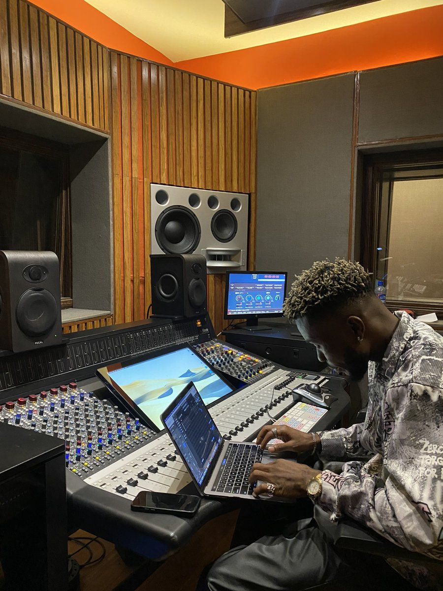 ItsUCee's tweet photo. Mixed and Mastered by UCEE for Premium Mix 🎧🎙️

📸 @Spynxdoor https://t.co/oYZ81Btf8e