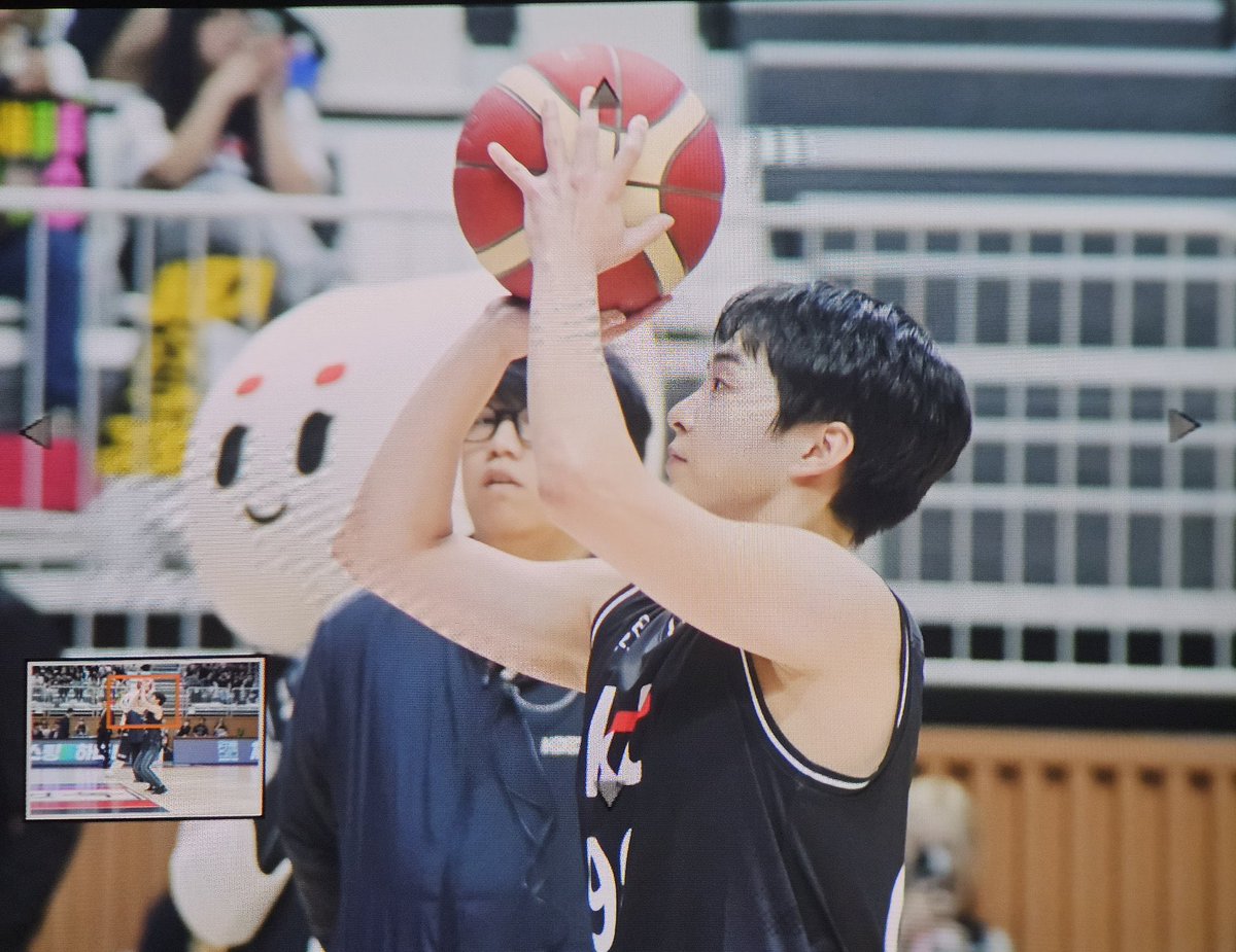 EXOGlobal's tweet photo. [PREVIEW] 231028 #XIUMIN ceremonial throw @ ‘KT Sonic Boom’ home opening game 
cr. forwardppa

Victory Basket Fairy Xiumin 
#BASKETBALLFAIRYXIUMIN
#EXO #엑소 @weareoneEXO https://t.co/MrYNjLWXIy