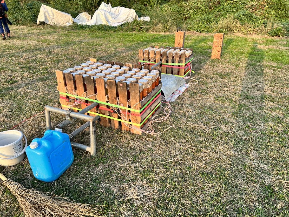 botan81928286's tweet photo. 神奈川県川崎市中原区、下沼部小学校グラウンド及び多摩川河川敷、準備完了。導通ok😊
秋なのに玉川夏まつり、特殊効果花火🎆打ち上げ花火🎇18時点火予定です。是非、観に来て下さい🤚
#大曲の花火
#玉川夏まつり
#響屋大曲煙火株式会社 https://t.co/cGP911aWqF