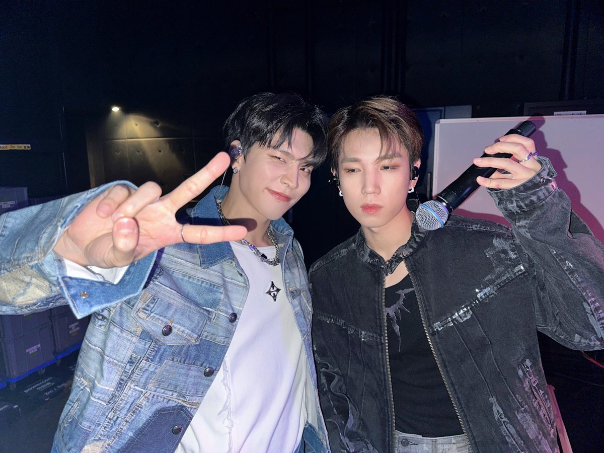 VannerOfficial's tweet photo. [#VANNER]

삐삐 응원소리에 힘 잔뜩 받고
도쿄에서의 첫 번째 공연 성공적 마무리✨
삐삐를 배둥이가 매우 아이시떼루 🫶

#배너 https://t.co/OqJ1rrCNYF