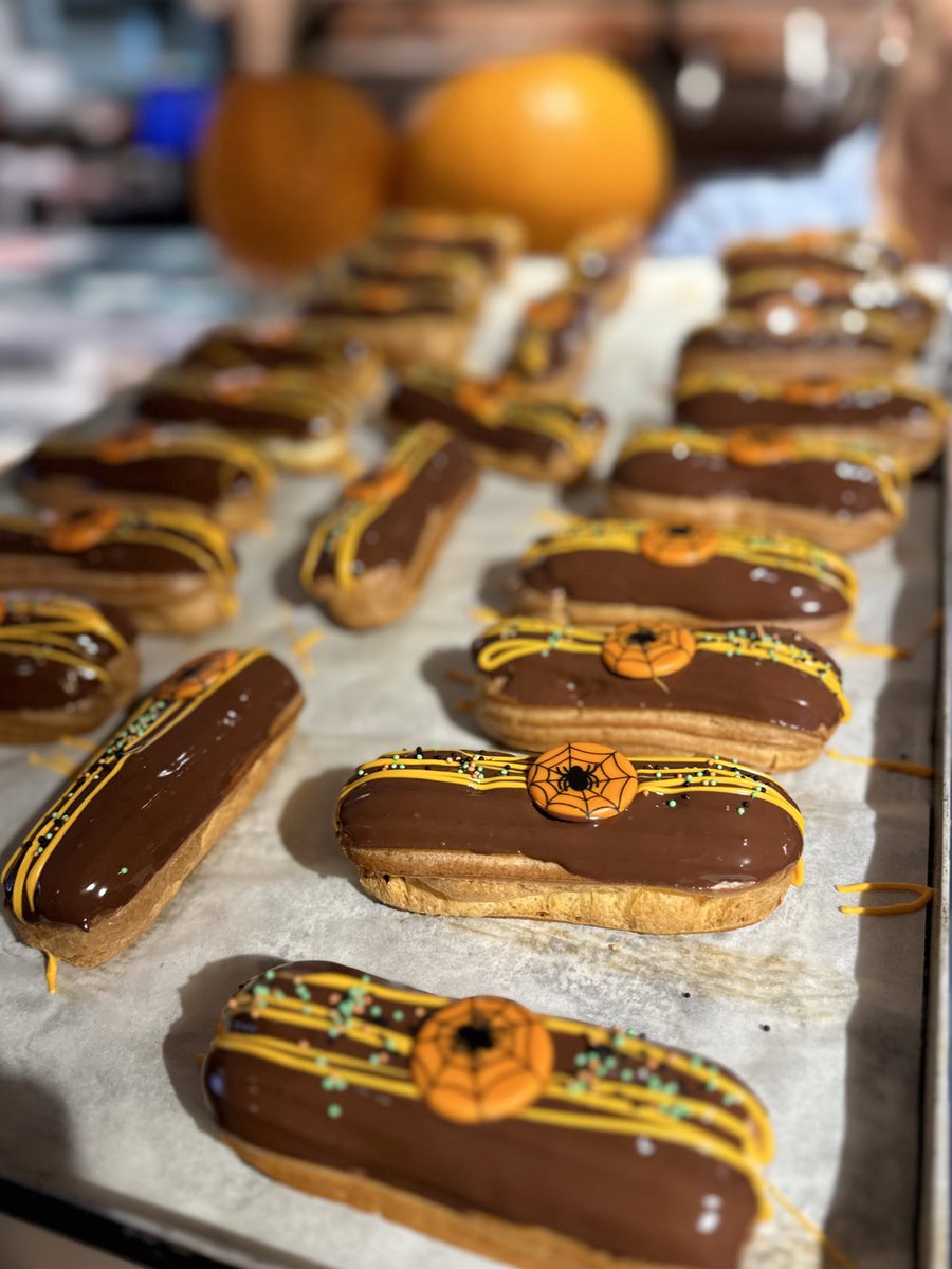 BarnBerryfields's tweet image. Some of our handmade Halloween goodies available this weekend from our Barn Bakery 👻 #chocolateeclair #thebarnatberryfields #bakery