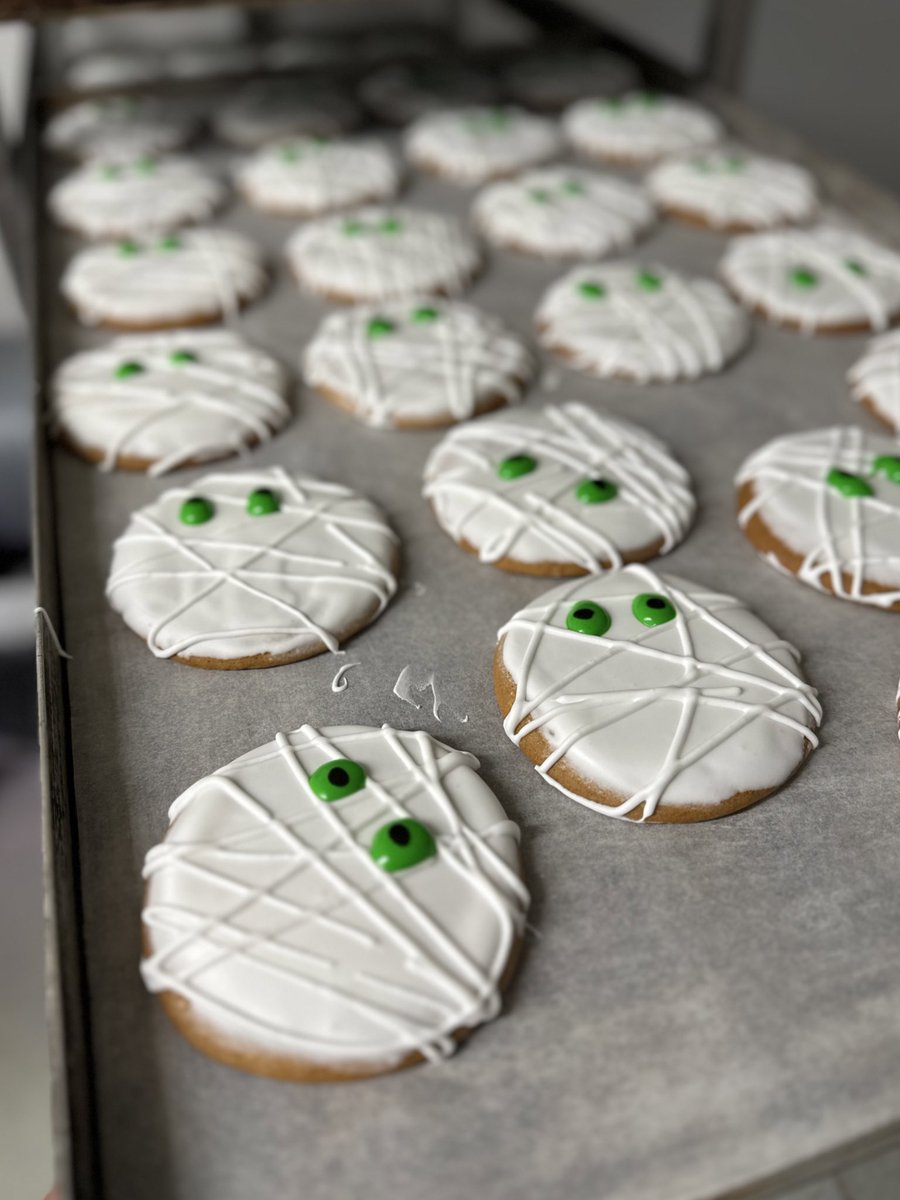 BarnBerryfields's tweet image. Some of our handmade Halloween goodies available this weekend from our Barn Bakery 👻 #chocolateeclair #thebarnatberryfields #bakery