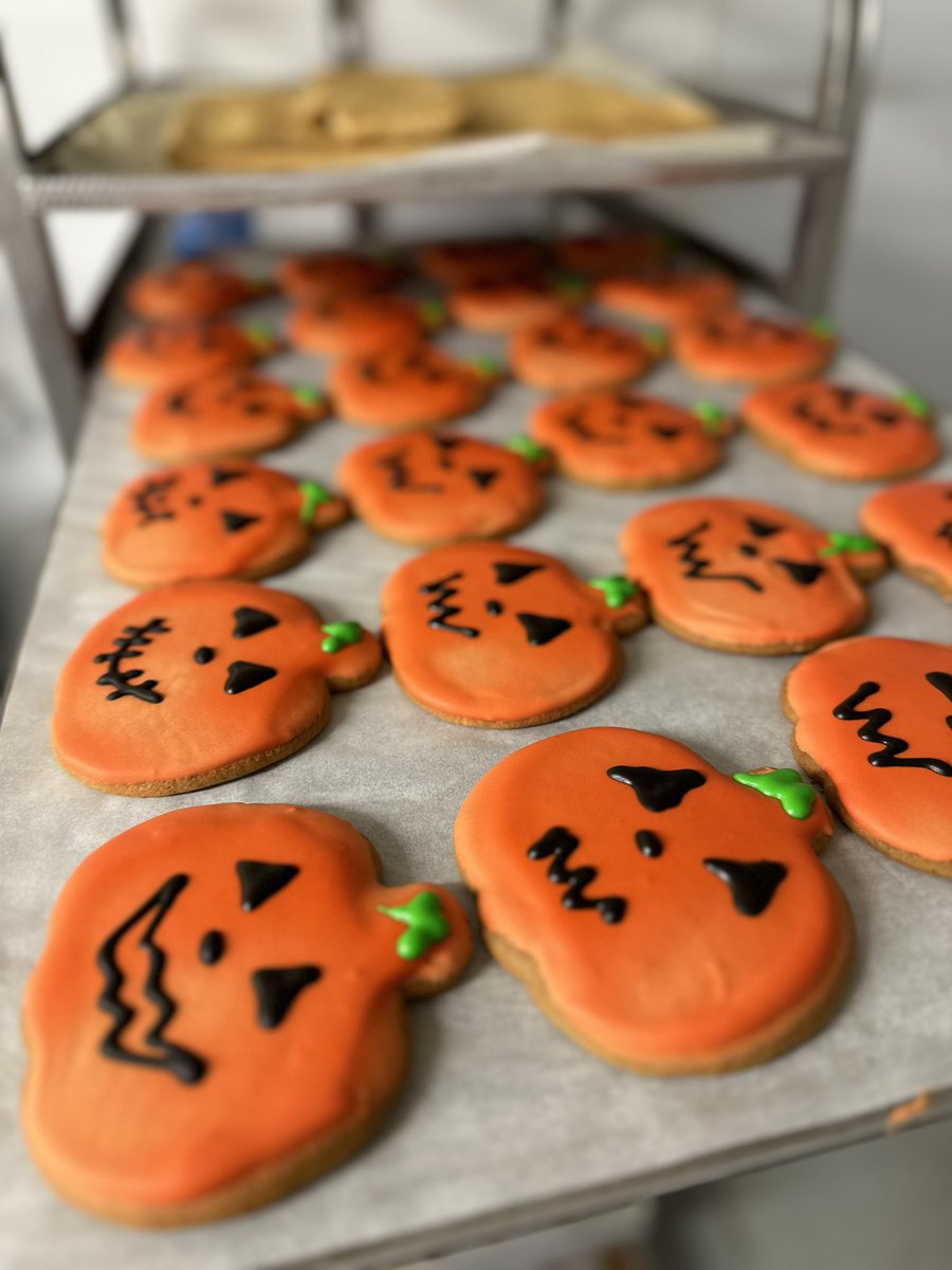 BarnBerryfields's tweet image. Some of our handmade Halloween goodies available this weekend from our Barn Bakery 👻 #chocolateeclair #thebarnatberryfields #bakery