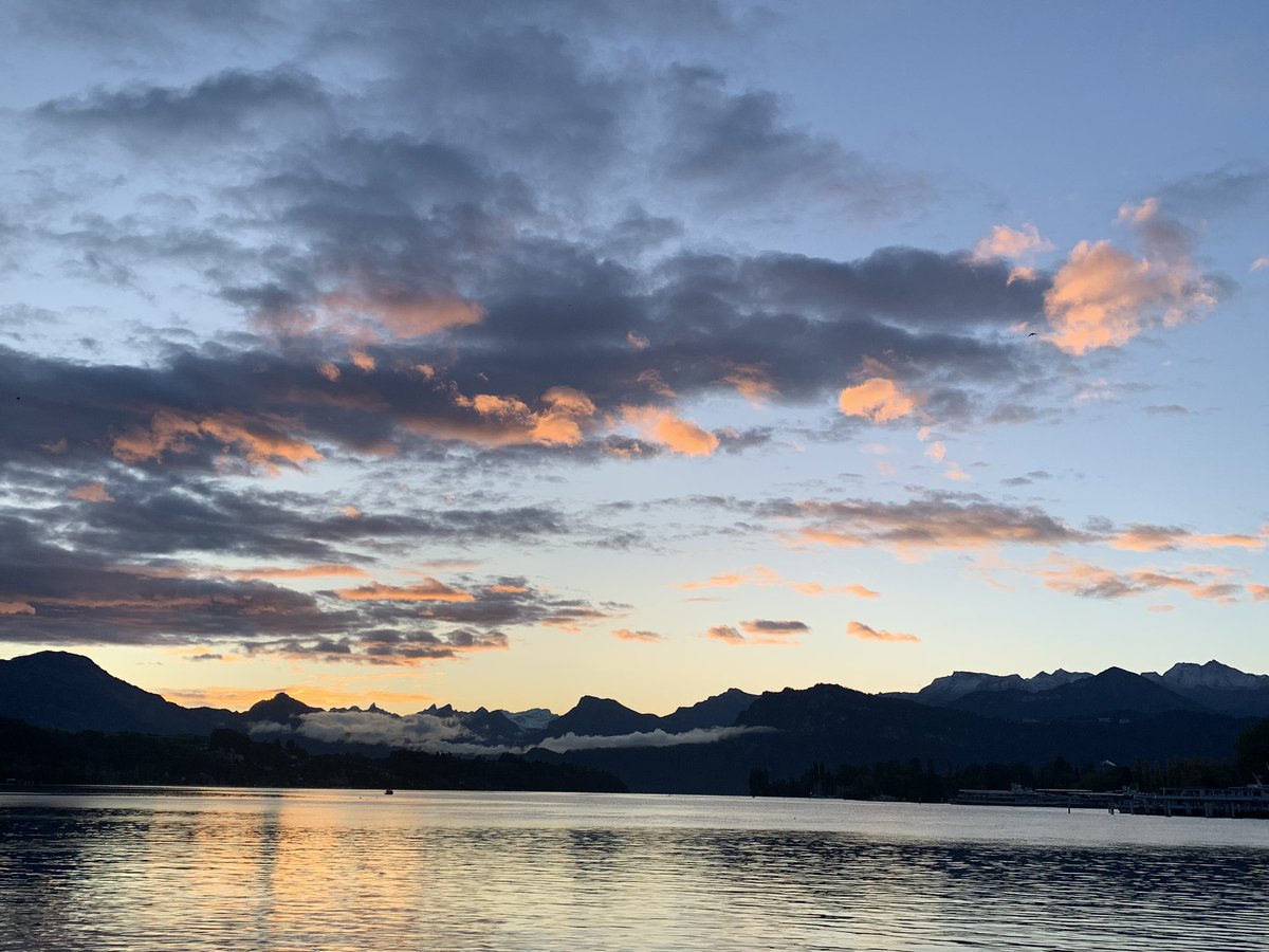 Early morning run 🏃‍♀️ in Lucerne #dawn 
 #lucerne @ilovelucerne #running