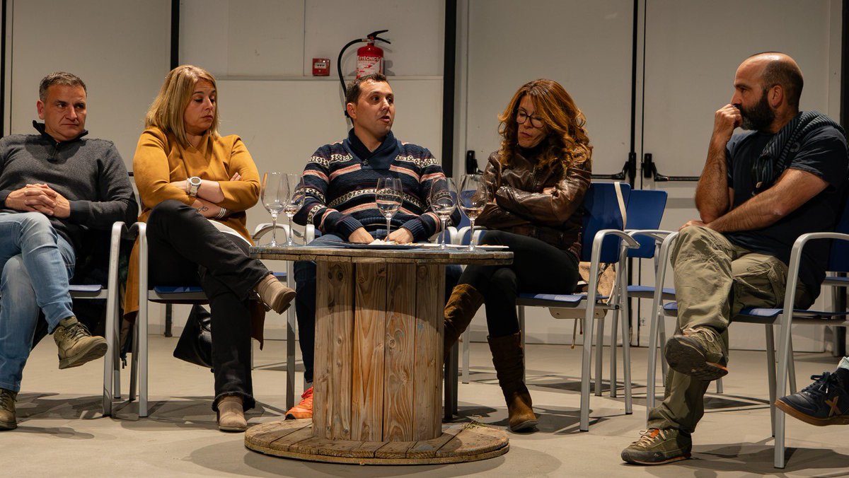 🟣 Passar prop de 3 hores dialogant sobre les noves masculinitats (que de noves en tenen poca cosa) i sense que ningú miri el rellotge només pot passar amb en <a href="/josepmariamiro/">Josep Maria Miró</a>.

🎭 Un aprenentatge magistral sobre el paper de la cultura per fer avançar la societat. 

📸 <a href="/jpujolcat/">Pep Pujol</a>