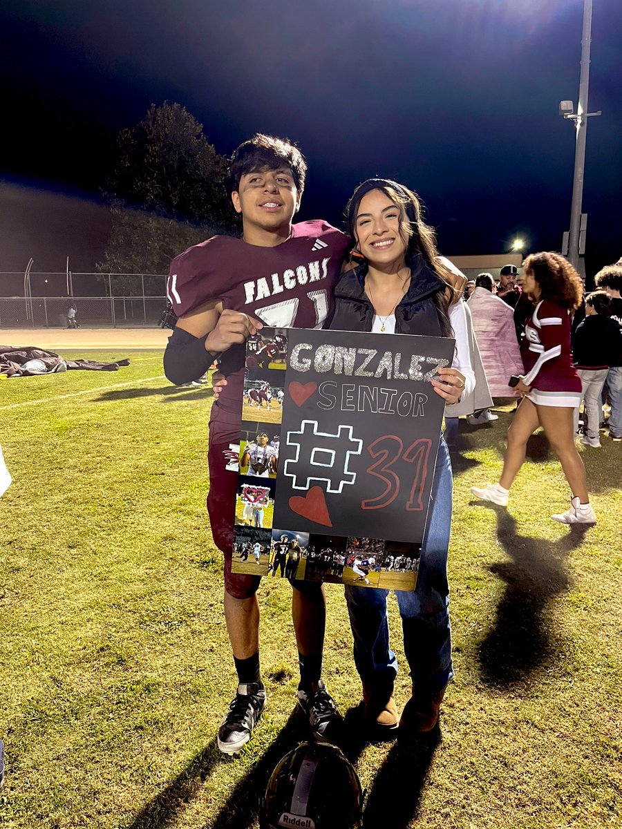 Fatima_0714's tweet photo. his mom took this picture 🥹 anyways
my mans senior night 🥲 https://t.co/zjtNURcc8b