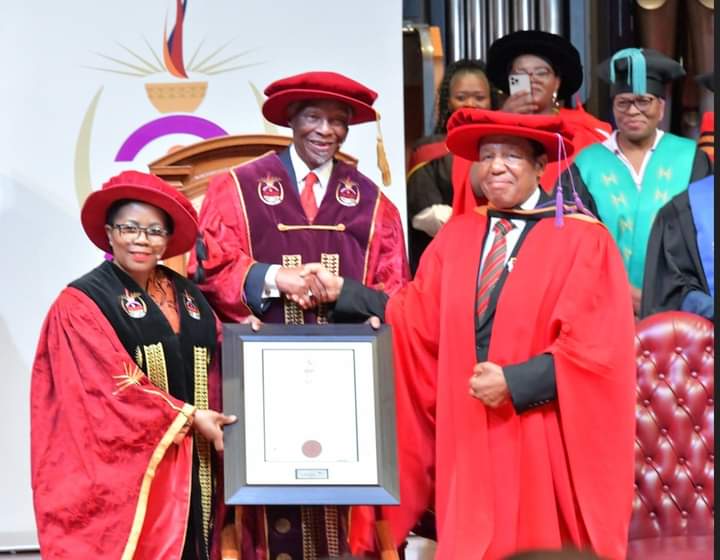 GYerathel's tweet image. 🎊𝗗𝗥 𝗘𝗡𝗚𝗘𝗡𝗔𝗦 𝗟𝗘𝗞𝗚𝗔𝗡𝗬𝗔𝗡𝗘🎊🎊

UNISA CONFER HONORARY DOCTORATE DEGREE TO HIS GRACE BISHOP DR ENGENAS JOSEPH LEKGANYANE. 

PRETORIA : University of South Africa (UNISA ) says it is privileged to confer honorary doctorate degree to His Grace Bishop Dr ENGENAS…
