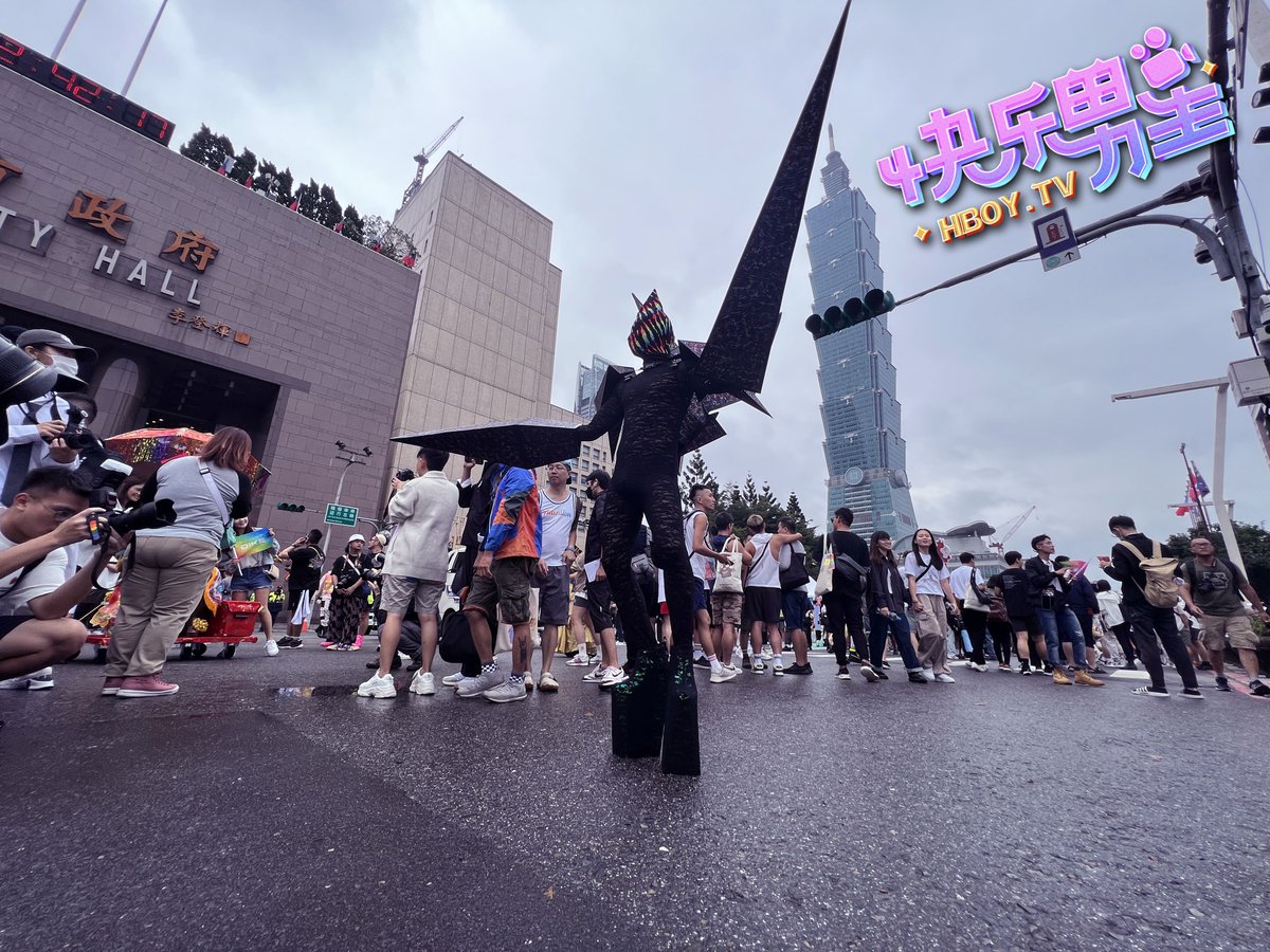 xiaolanGV2020's tweet photo. 2023 台湾同志游行🏳️‍🌈在台北市政厅拉开序幕~
Taiwan LGBT Pride 2023 starts from Taipei City Hall.

           今年主题：与多元同行！
👬👫Stand With Diversity👭👫

这个世界正因为有不一样才多姿多彩，来游行现场遇见快乐男生，一起做快乐男生！

@xiaolanfuli1 @xiaolanshipin01
#TaiwanPride #LGBTQ #台灣同志遊行