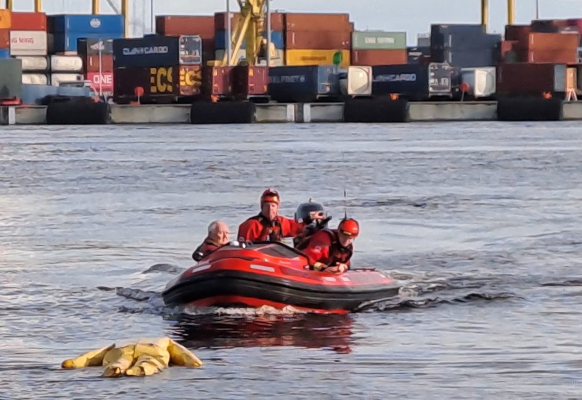 DubFireBrigade's tweet photo. As part of #IrishPortSafetyWeek we conducted an exercise with @DublinPortCo.
Working with @RNLI and the Dublin Port Pilot boat a water rescue demonstration was held in Ringsend this week. https://t.co/TBX26F0ri3