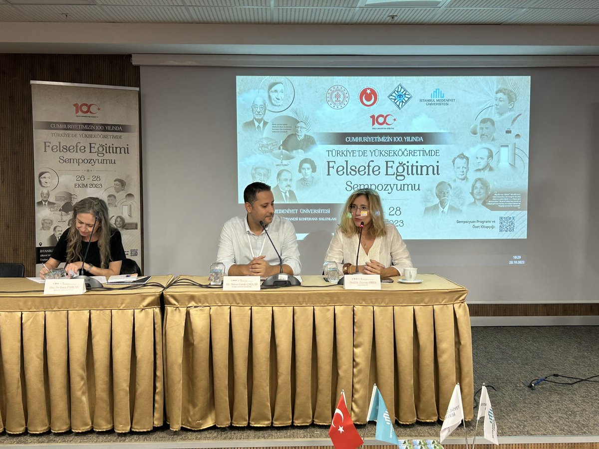 MedeniytFelsefe's tweet photo. Cumhuriyetimizin 100. Yılında
"Türkiye'de Yüksek Ögretimde Felsefe Eğitimi"
Sempozyumu’nun üçüncü günü: Prof. Dr. Zeynep Direk hoca, “Türkiye’de Fransız Felsefesi” konuşmasını gerçekleştiriyor. https://t.co/r9QgVnpmuQ