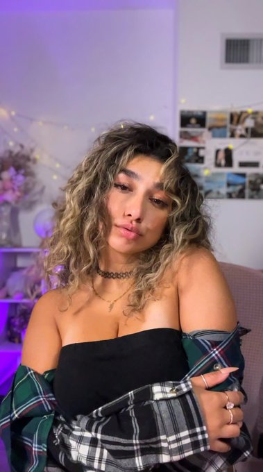 i'm feeling lonely, can i get a hug? https://t.co/at37iw6njX