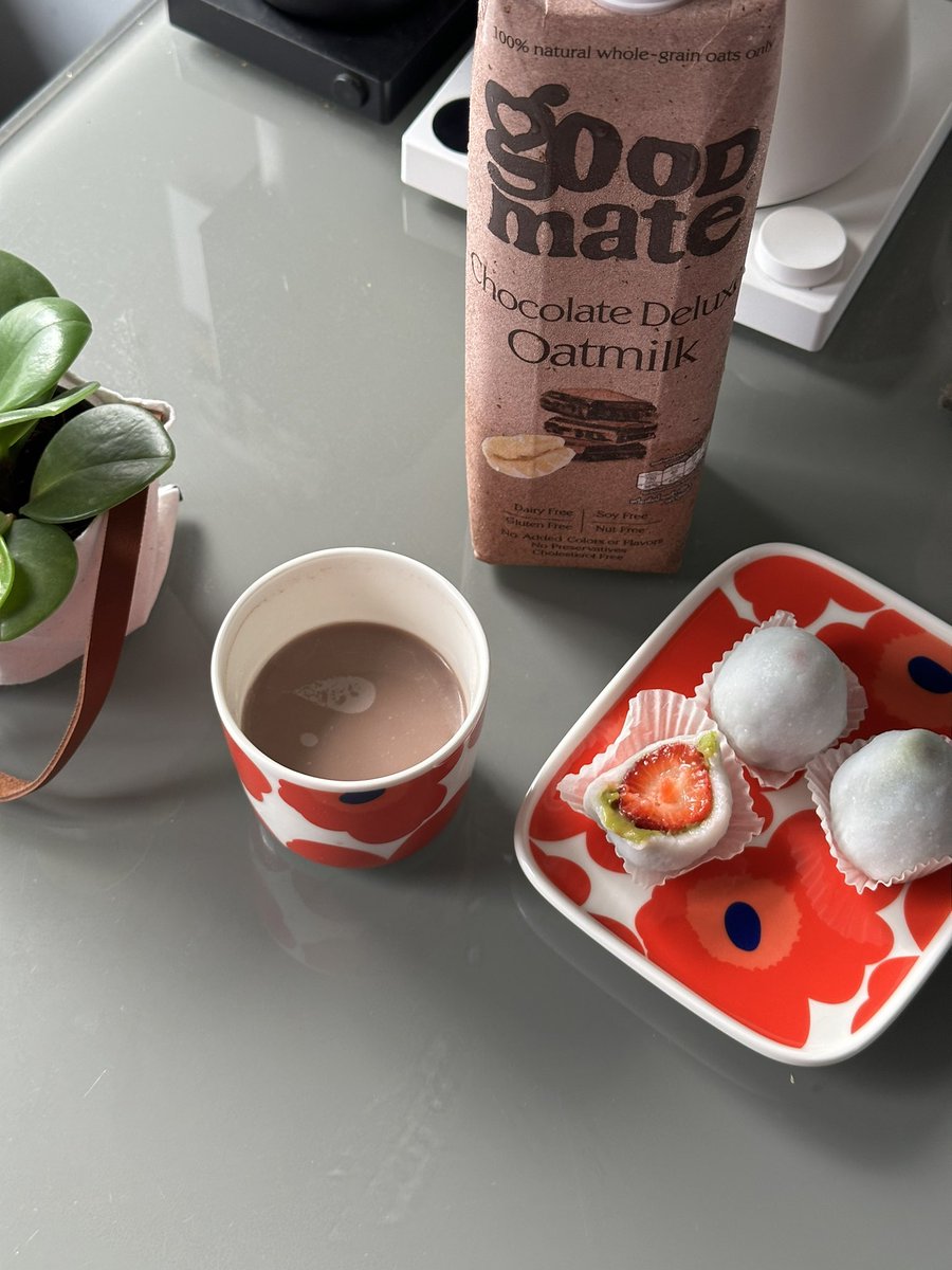 รีวิวนมโอ๊ต Goodmate สำหรับเราคือชอบสูตร Chocolate🍫 เลย คือเอาไปอุ่นก็ได้ช็อกโกแลตร้อนง่ายๆ อร่อยเข้มข้นมากก ใครที่กินเจก็ดื่มได้ ทำง่ายมาก เหมาะกับตอนเช้าที่เร่งรีบสุดๆ 🥱😋 อิ่มแบบไม่รู้สึกผิด 🤣 #รีวิวนมโอ๊ต