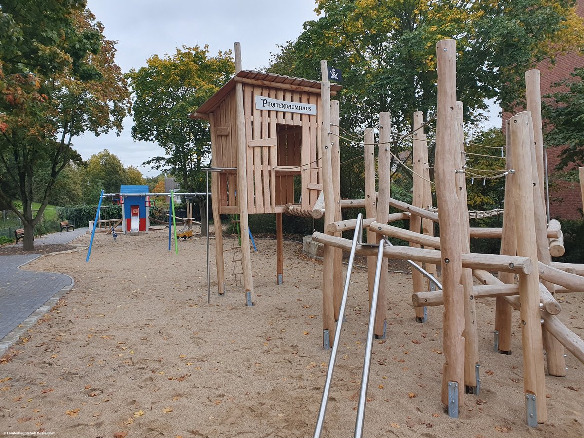 Duesseldorf's tweet image. Der neue #Spielplatz an der Kalkumer Straße in Unterrath ist eröffnet! 🥳

Er hat das Motto #Helgoland und versprüht ein bisschen #Nordsee -Atmosphäre. ⚓️ Es gibt u.a. eine „Hummerbude“ und eine „Fischbude“ als Spielhäuser und ein Piraten-Baumhaus. 🏴‍☠️🦜

➡️ow.ly/r43Q50Q0z2A