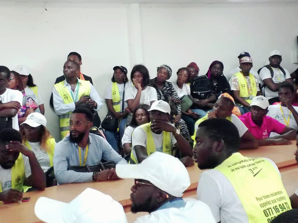 Dgstatgabon's tweet photo. Ce jeudi 26 octobre 2023, plusieurs agents cartographes du Recensement Général de la population et des Logements ont observé un mouvement d’humeur dans les locaux de la Direction Générale de la Statistique. https://t.co/wEbn4WIYEK