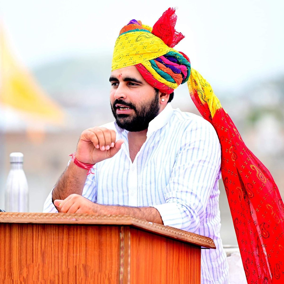 जयनारायण व्यास विश्वविद्यालय, जोधपुर के पूर्व छात्रसंघ अध्यक्ष, यूवा दिलों की घड़कन एवं मेरे परम मित्र श्री रविन्द्र सिंह जी भाटी के भाजपा परिवार में शामिल होने पर हार्दिक बधाई एवं उज्जवल भविष्य की शुभकामनाएं।
#सांचौर #sanchore 
<a href="/BJP4India/">BJP</a> <a href="/BJP4Rajasthan/">BJP Rajasthan</a> <a href="/cpjoshiBJP/">C. P. Joshi</a> <a href="/chshekharbjp/">Chandrashekhar</a>