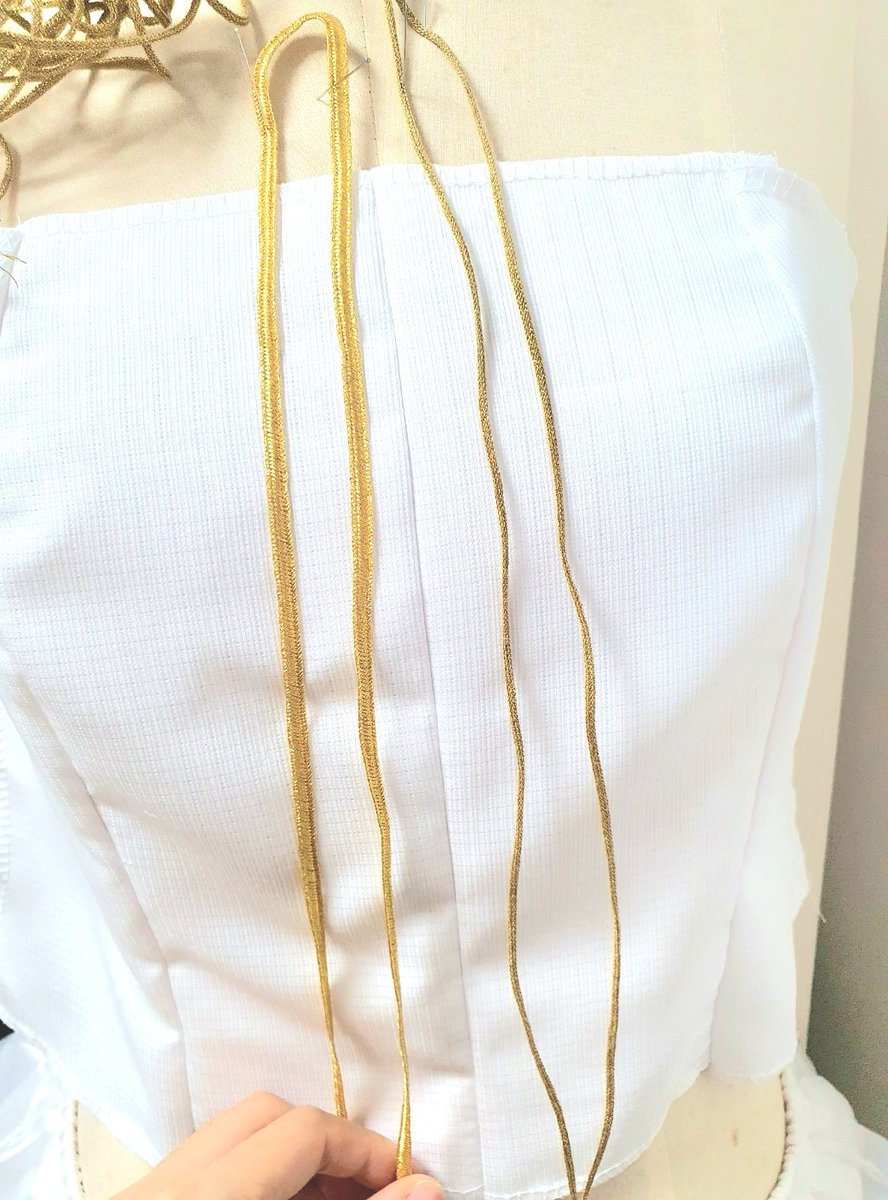 bubblebubble_ss's tweet photo. 프리파라 마나카 라라 제작기. 
지금 안만들면 안될것 같아서 제작!
기본베이스는 세로 줄 반짝이 은은하게있는 원단을 겹쳐서 만들 예정.🤭 
금색 줄은 얇은것 보다 굵은것으로 선택. https://t.co/JCVvlYsM9n
