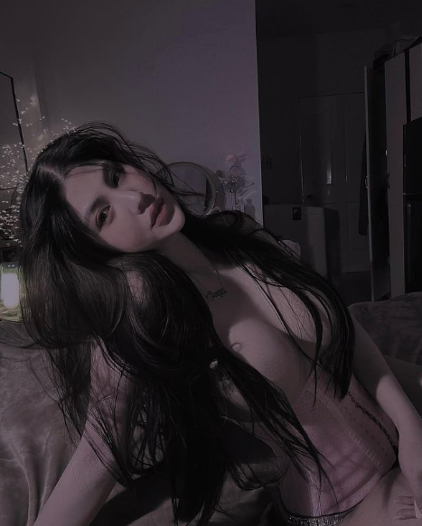 有没有愿意给我舔b舔屁眼的？ 愿意的点个赞 随机抽一个加微信