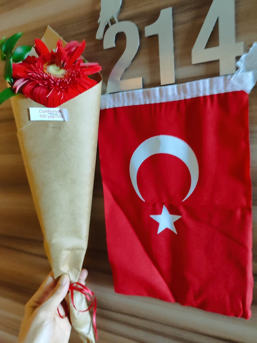 Hastane kapımızı da bayrağımızla süsledik.

Nice yüzyıllara…

#YerGökBayrakOldu 🇹🇷🇹🇷🇹🇷