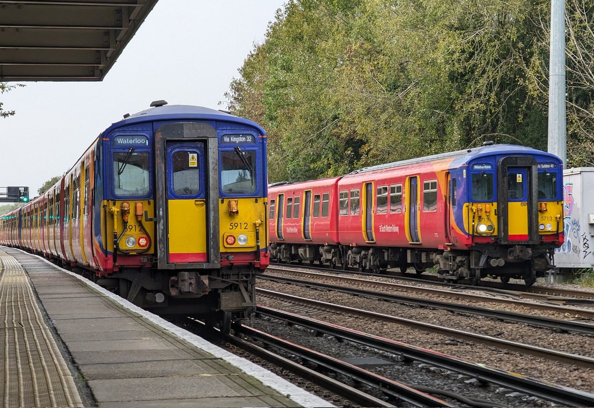 DownOnTheStour's tweet photo. 455 are the name of the game during our London Layover ⚡

Plenty of these Vintage Machines are still in action. Cheers Class 701s 😁

#DOTS #RailwayPhotography #railwaytwitter #class455 #southwesternrailway #class458 https://t.co/FcEcuphDGO