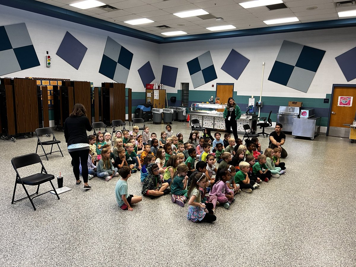 AD_educator's tweet image. This last week our Kindergarten students had a visit with Mrs. Jennifer Earles and Mr. Jesse Pollock to learn about dwarfism. The month of October is Dwarfism awareness month. Our Eagles wore green in honor of the month and fellow classmate.