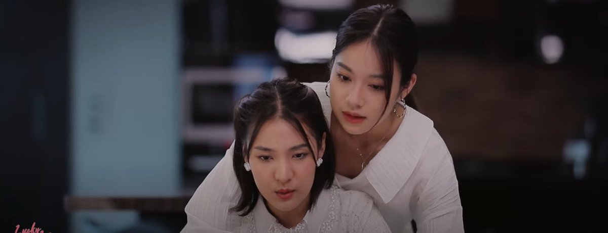 hubgirlslove's tweet photo. E ESTÁ ENTRE NÓS! Confiram o primeiro episódio do GL #LuckyMyLove!

🌸 https://t.co/eLqTFNCiyb

Estrelando as atrizes #BmineNear, o GL é um romcom de escritório sobre uma garota destinada a quem menos espera. https://t.co/ArvwiLtZVu