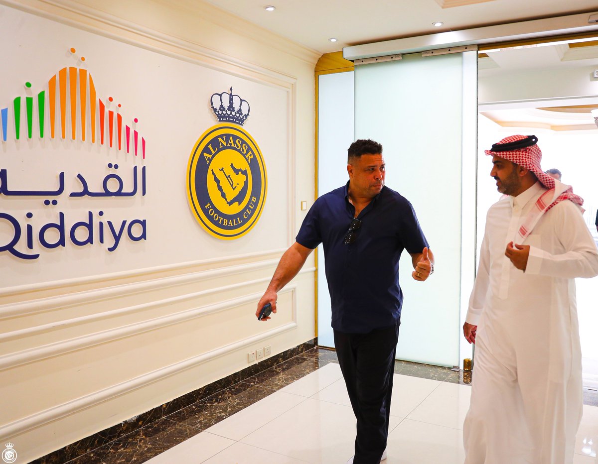 AlNassrFC's tweet photo. زار أساطيـر كرة القدم العالمية النجم البرازيلي رونالدو والنجم البرتغالي لويس فيجو مقر نادي #النصر اليوم 🤩
حيث لبى النصر رغبة الثنائي العالمي بزيارة النادي والقيام بجولة تعريفية حازت على إعجابهما 🙏💛 https://t.co/zG74BuLOEv