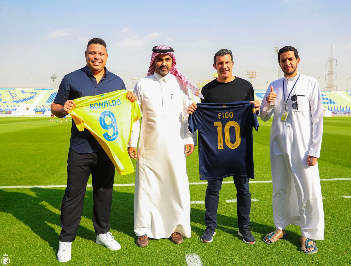 AlNassrFC's tweet photo. زار أساطيـر كرة القدم العالمية النجم البرازيلي رونالدو والنجم البرتغالي لويس فيجو مقر نادي #النصر اليوم 🤩
حيث لبى النصر رغبة الثنائي العالمي بزيارة النادي والقيام بجولة تعريفية حازت على إعجابهما 🙏💛 https://t.co/zG74BuLOEv
