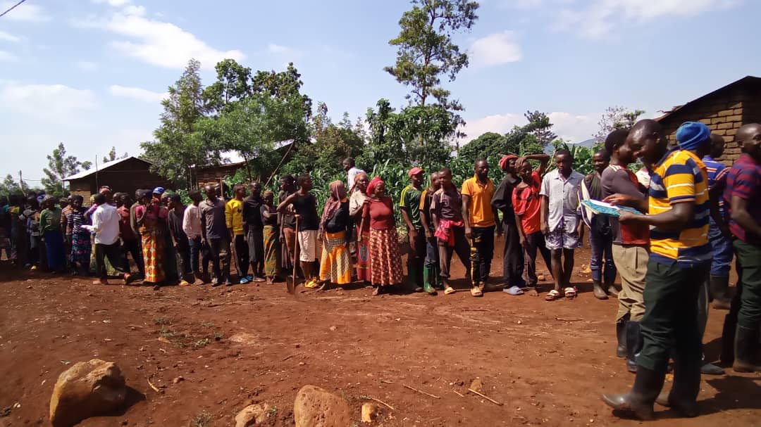 Uyu munsi mumidugudu yose  hakozwe umuganda rusange usoza ukwezi k'ukwakira 2023,wibanze kubikorwa byo kubakira abatishoboye, gusiza ikibanza kizubakwaho ibyumba by'amashuri, kurwanya isuri...nyuma y'umuganda hakozwe amatora yo kuzuza inzego <a href="/DrKibiriga/">Dr. ANICET KIBIRIGA</a> <a href="/RusiziDistrict/">Rusizi District</a>