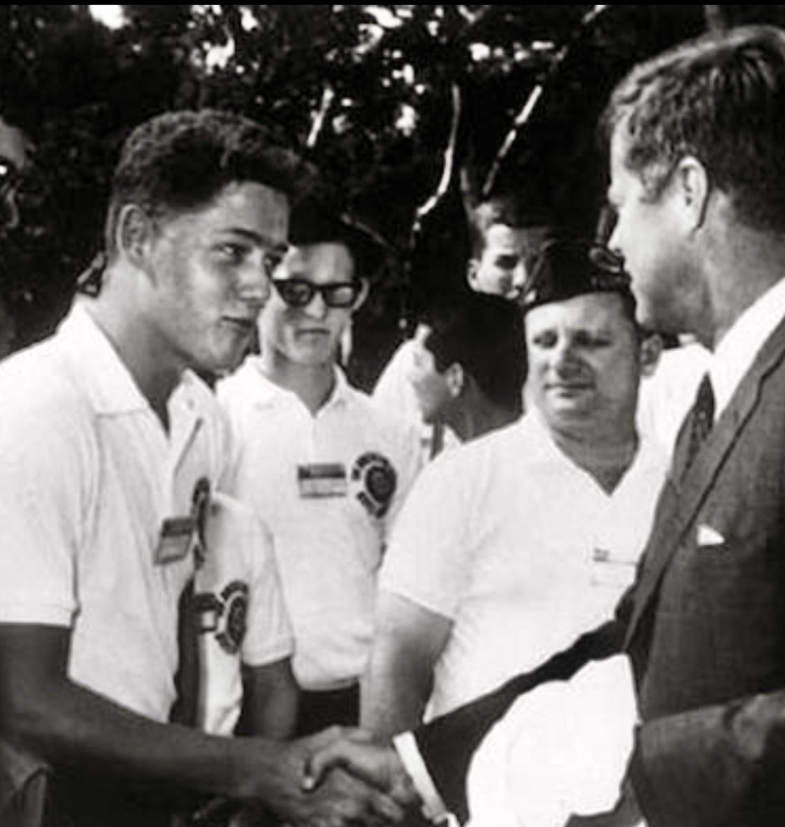 HectorRPimentel's tweet photo. Miren esta foto histórica: Bill Clinton, de 19 años, estrechando la mano de JF Kennedy en Washington, 1963.
#YesterdayToday https://t.co/hVrKIU1G7Z