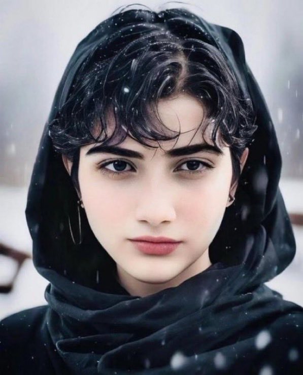 TEHERAN. OTRA VICTIMA del régimen iraní. Murió hoy Armita Garavand, una joven de 17 años que cayó en coma hace 28 días tras ser golpeada por las fuerzas de seguridad de Irán por no usar el hiyab en el metro de Teherán.