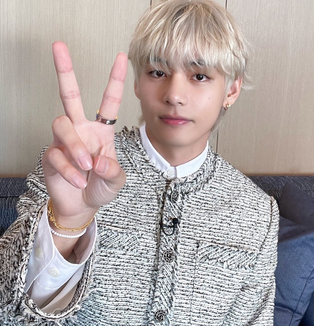 BTSVChartData's tweet photo. 🇬🇧 V extended his own record as the KPop soloist with most weeks (7) simultaneously charting on both UK Official Singles &amp; Albums Downloads chart.

Congratulations Taehyung https://t.co/e3E6ARv12l