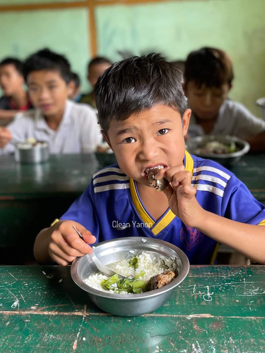 NantEiThandar's tweet photo. #CleanYangon IDP support group, distributed one healthy meal to each IDP children in #Demoso, #Karenni state..
Thanks to donors inside Myanmar and Myanmar Diasporas. #HelpMyanmarIDPs #LegalizationOfNUG #2023Oct28Coup #WhatsHappeningInMyanmar https://t.co/TgxDvRbpC8