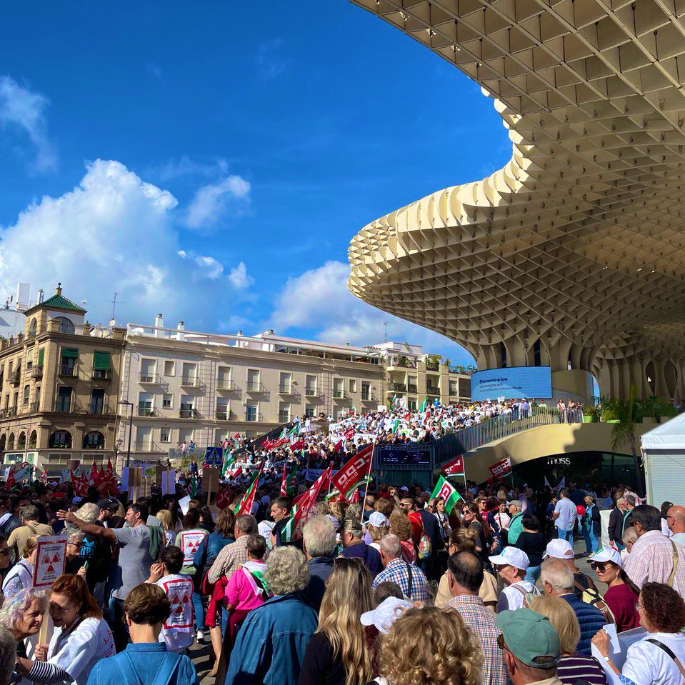 AdelanteAND's tweet photo. Andalucía sale a las calles en defensa de la sanidad pública.

Nos merecemos un sistema sanitario digno y de calidad. Y nos lo están robando.

Rechazamos que el PP y sus amigotes sigan haciendo negocio a costa de la salud de la mayoría social andaluza ✊🏻💚 https://t.co/2YYXnT7NcJ
