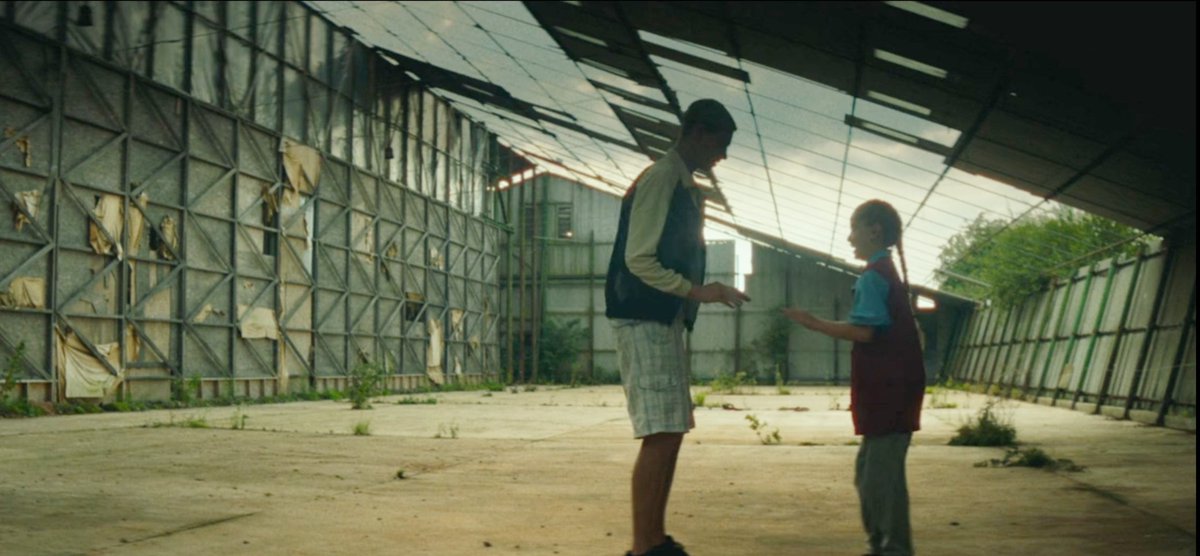 Ashok588500's tweet image. #Scrapper (2023 - English) 

தாயை இழந்து தனியா வளரும் ஒரு சின்ன பொண்ணோட வாழ்க்கையில் அப்பானு சொல்லிட்டு அறிமுகம் இல்லாத ஒருத்தன் வரான். இவங்க 2 பேருக்கும் இடையில் உருவாகும் அழகான  bondingதான் கதை❤ 

Decent heartwarming drama with beautiful ending❤
⭐7/10