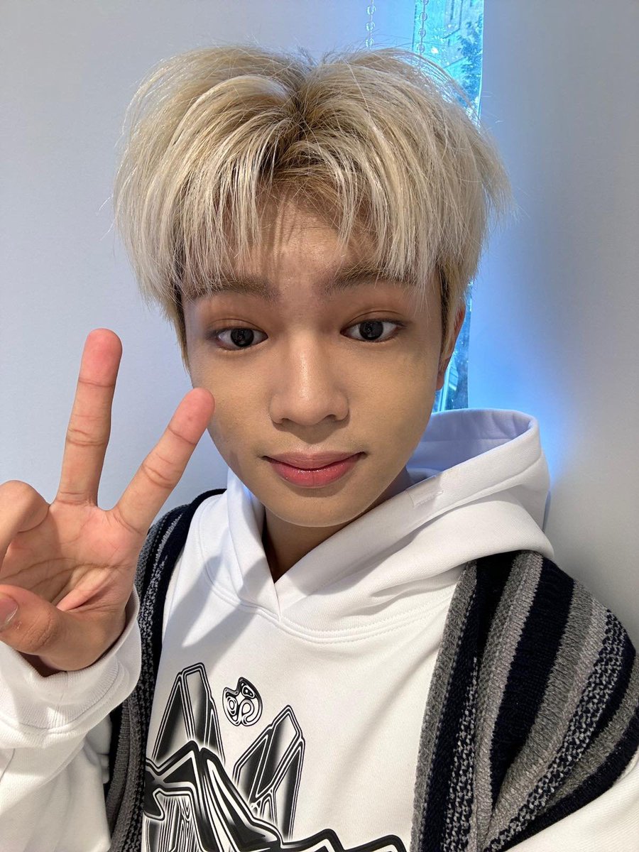 HORI7ON_twt's tweet photo. [🐯] Happy Saturday Anchors, and nice to see you again with a video call event! Have a good Saturday!🫶🏻⚓️ 

#HORI7ON #호라이즌 #JEROMY #제로미 https://t.co/gtK6KGrfcH