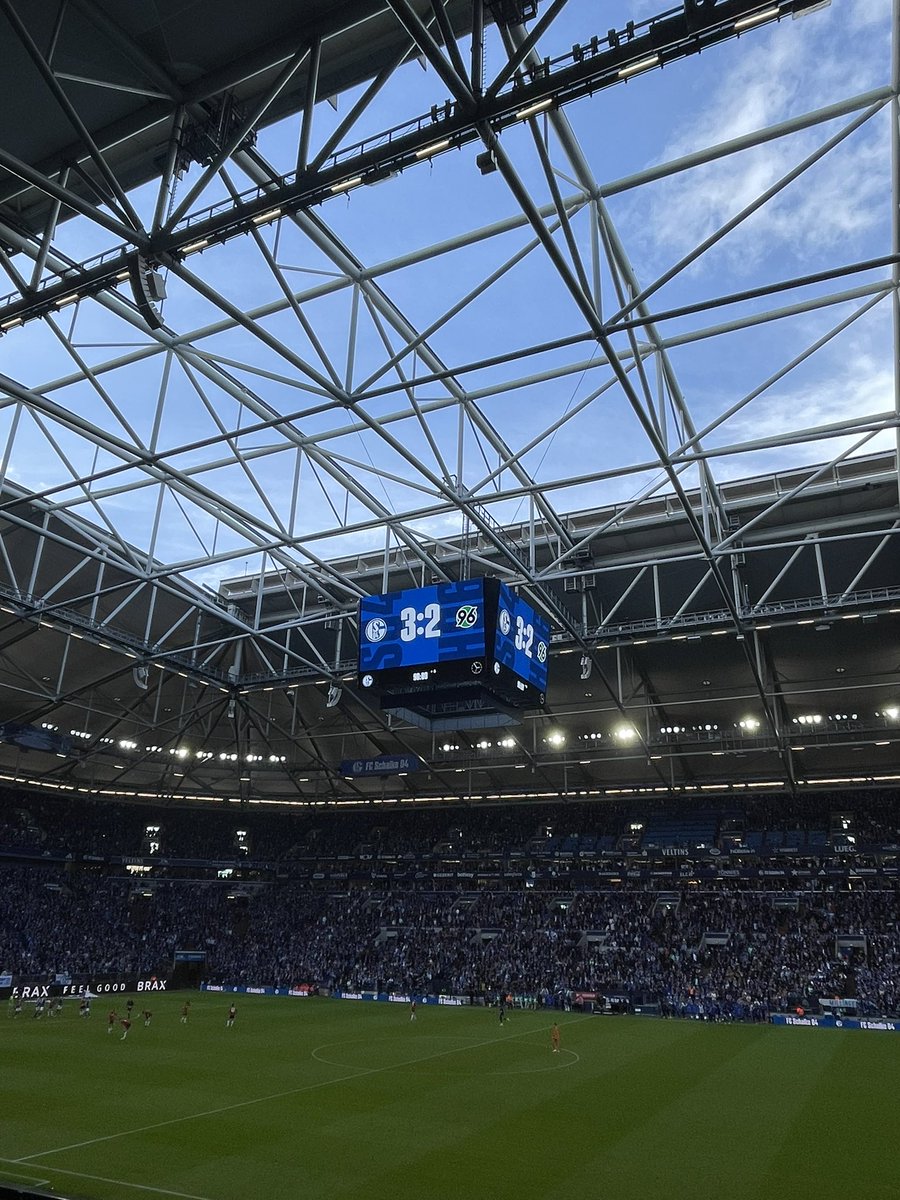 Stadion-Fazit:

- Murkin als LIV hat mir sehr gefallen
- Mohr starke Leistung
- Schallenberg deutlich verbessert
- Tempelmann 😍
- Karaman/Lasme Sturm gefällt mir grundsätzlich gut
- Henning ist und bleibt eine Schwachstelle 

Let‘s goooo! 💙💙

#S04 #S04H96