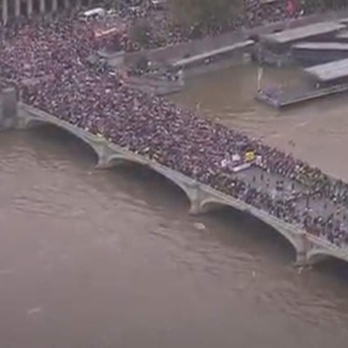BonPote's tweet photo. Des dizaines de milliers de manifestants sont descendus dans la rue à Londres pour réclamer un cessez-le-feu.
En France, dans le pays 'des droits de l'Homme', vous risquez 135€ d'amende pour la même chose, comme ici à Paris (images SkyNews/ Rémy Buisine) https://t.co/Rbp9OVncCF