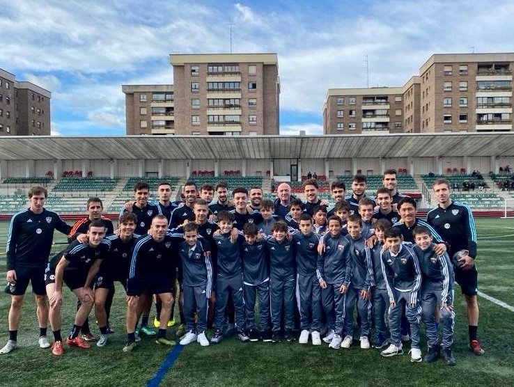 arenas_club1909's tweet photo. Hoy uno de nuestros Arenas 2011 ha podido estar cerca de nuestros jugadores del Primer equipo tras su partido! 🤝💪

#CanteraHistorica ❤️🖤 https://t.co/TvC5jggfQL