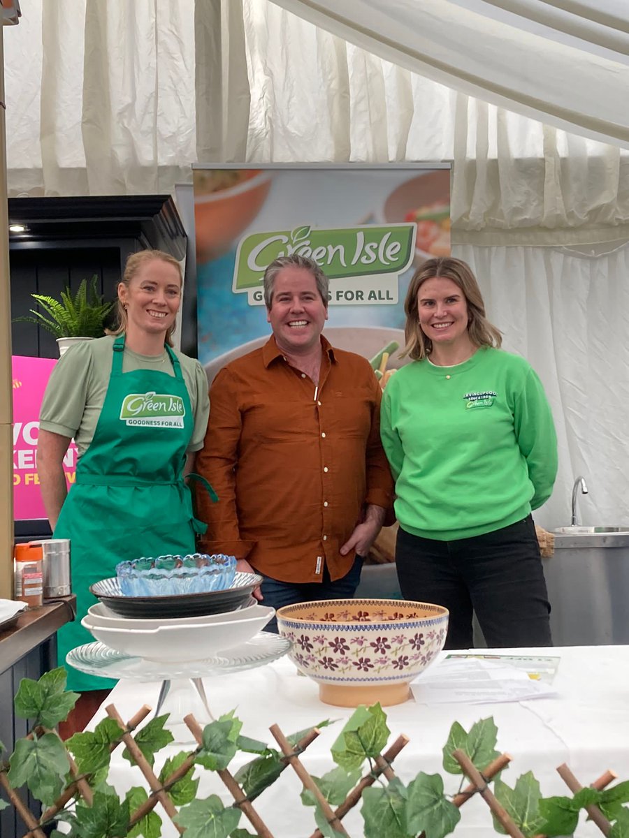 We are thrilled to have @DervalORourke back on stage! Derval's demo, sponsored by #greenisle is all about eating well and get easy recipes prepared for all the family. #savourkilkenny