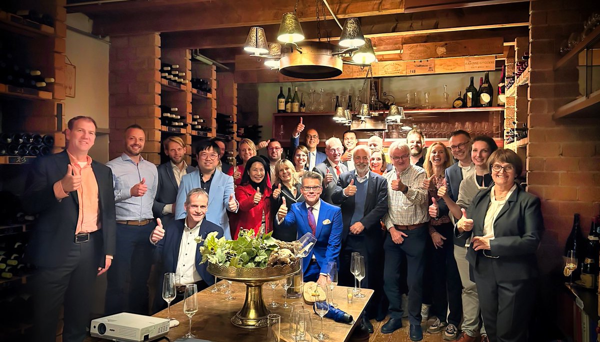 Marjan Kreijns (@kreijns) on Twitter photo Mooie woorden van de Koning bij de bijzondere uittree rede van Prof <a href="/advanwijk/">Ad van Wijk</a>. Oprichter van <a href="/TheGrnVillage/">The Green Village</a> en Professor “Waterstof” <a href="/tudelft/">TU Delft</a>. We zijn hem zeer erkentelijk. Mooie woorden van de Koning bij de bijzondere uittree rede van Prof <a href="/advanwijk/">Ad van Wijk</a>. Oprichter van <a href="/TheGrnVillage/">The Green Village</a> en Professor “Waterstof” <a href="/tudelft/">TU Delft</a>. We zijn hem zeer erkentelijk.