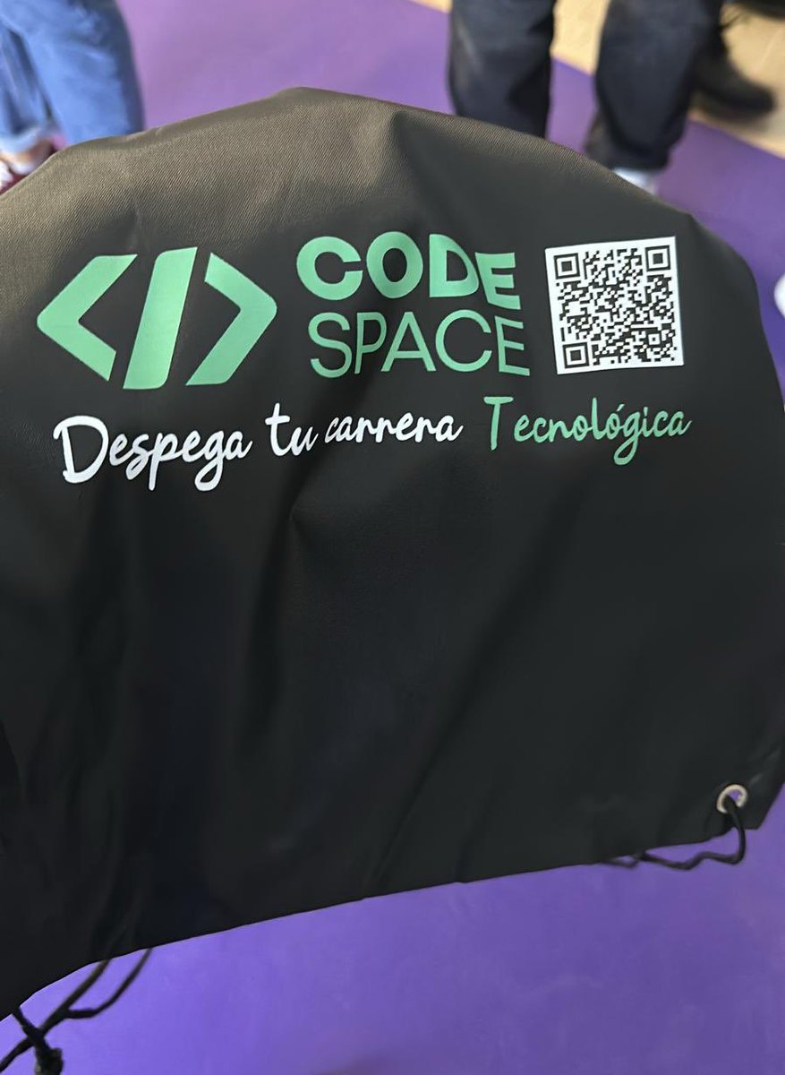 Ninib3th_'s tweet image. En el stand de @CodeSpaceAcade en el @BiznagaFest con mi mochila 🙌🏼 #biznagafest23 #biznagafest2023 #Biznagafest