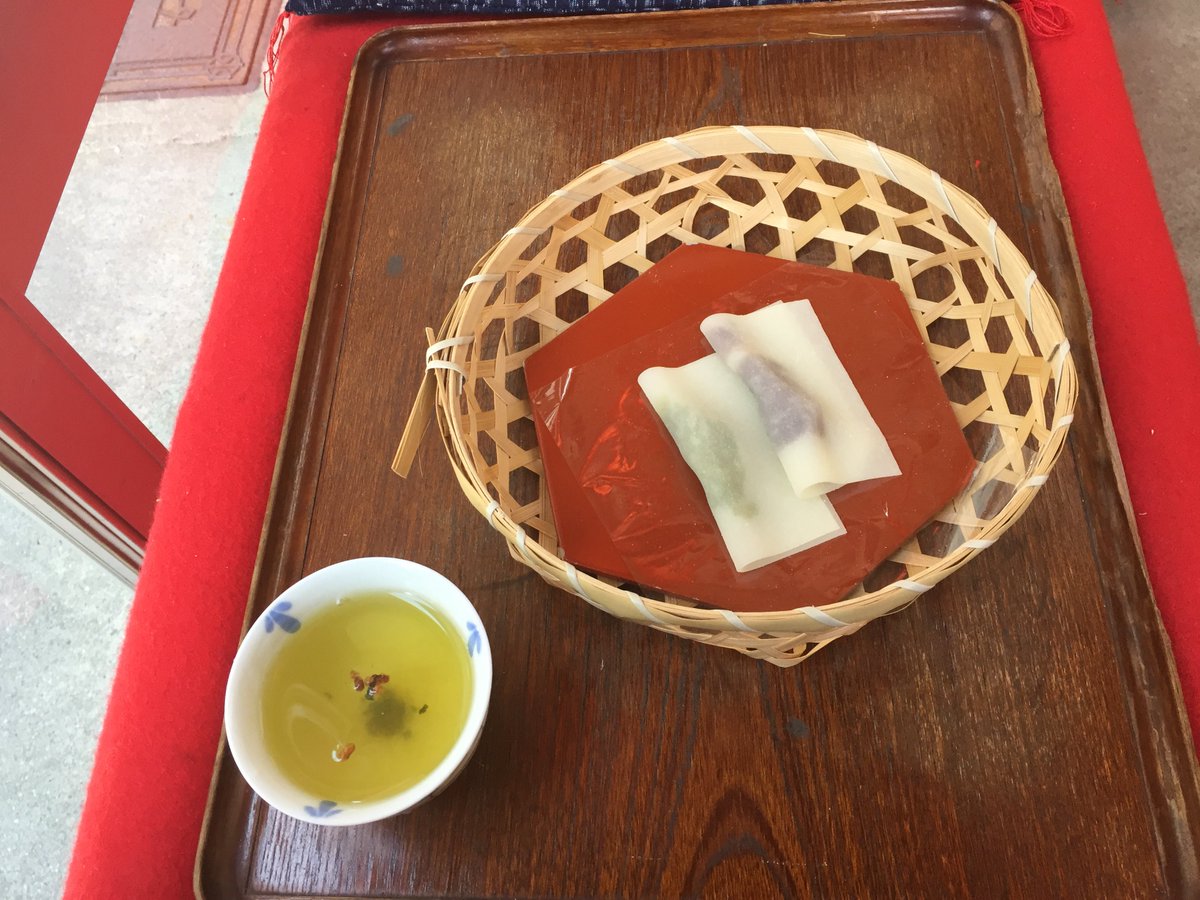 「出先のご飯にはあまり興味がなくて今回の山中湖旅行も初日昼の温泉食堂のうどんと2日」|ケルのイラスト