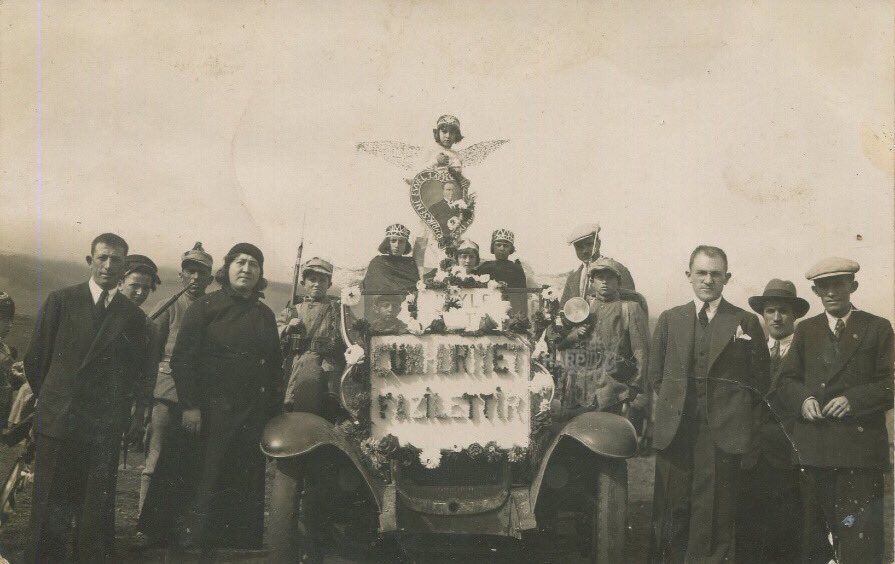 “Cumhuriyet Fazilettir!”