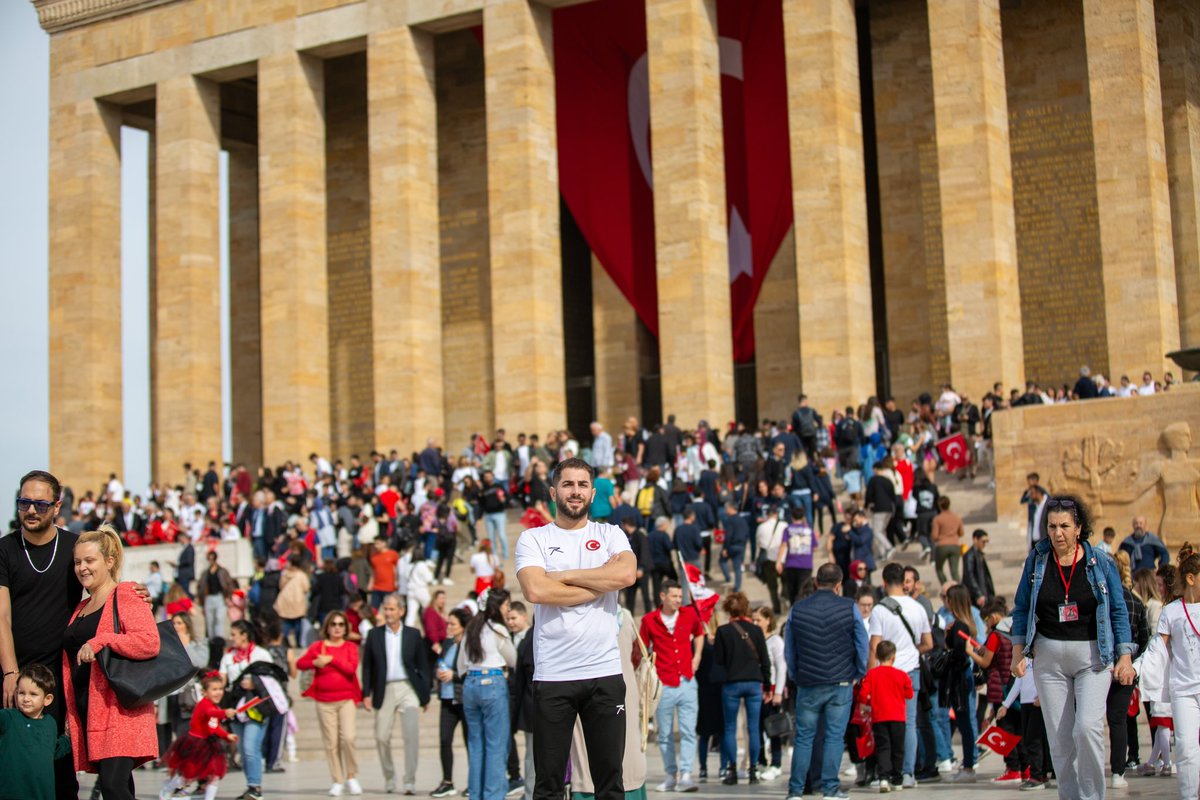 Cumhuriyetimizin 100. Yılı nedeniyle A Milli Erkek Hentbol Takımı oyuncu ve teknik heyeti, THF Başkanı Uğur Kılıç  ile THF yetkilileri, Büyük Önder Gazi Mustafa Kemal Atatürk’ün ebedi istirahatgahı Anıtkabir’i ziyaret etti.

Detaylar için 👉  tinyurl.com/wkynra6p