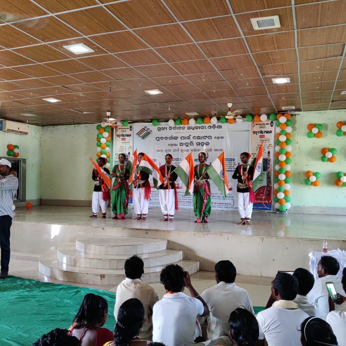 CciSeva's tweet photo. The inmates of Seva Samaj Gunupur CCI dance performance at the Town Hall Patha Utshav on Special Summary Revision 2024 by ERO-Cum Sub Collector Gunupur. 
@MinistryWCD 
@OSCPSODISHA
@DM_Rayagada 
@NCPCR_ https://t.co/ZQsD0tYTiC